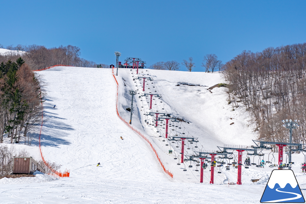 朝里川温泉スキー場｜豊富な残雪のおかげで、4月10日（日）まで営業延長中！日本海を眺めながら、のんびり春スキー＆スノーボードを楽しみましょう♪